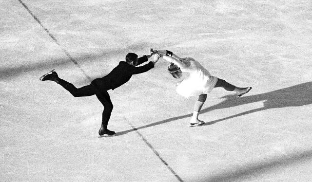 开云体育app-花滑史话（上）：女子单项突围男权包夹的艰难亮相