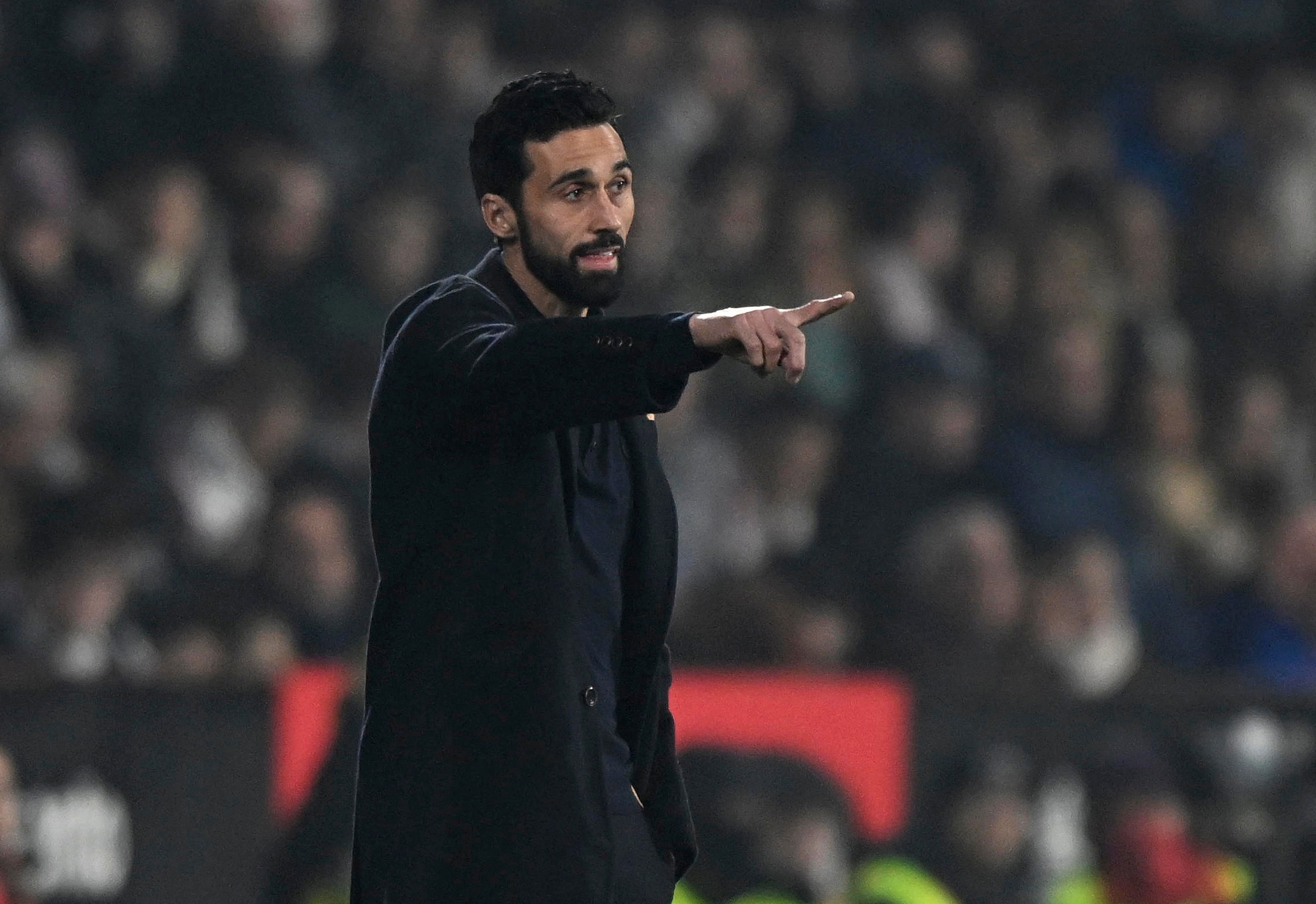 开云体育网址-西媒：阿韦洛亚在更衣室面临压力，一些球员认为他只是临时教练