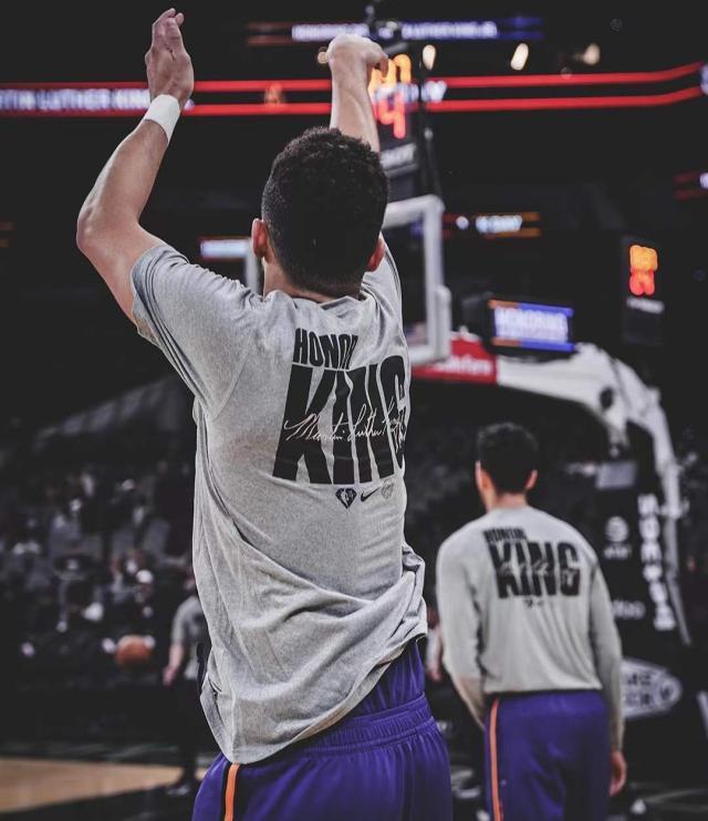 【现场】布克48分再平纪录 马刺主场球迷也被圈粉