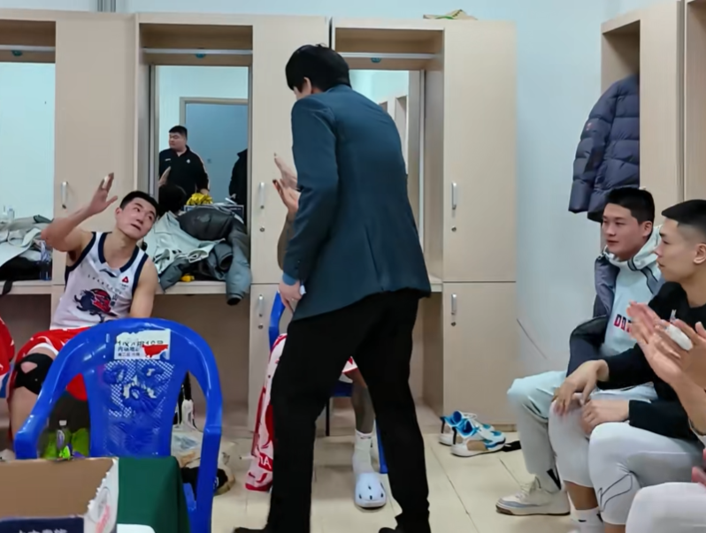 开云体育app下载-胜辽宁更衣室！邱彪与全队击掌庆祝，讲话重提心态与拼，氛围极佳