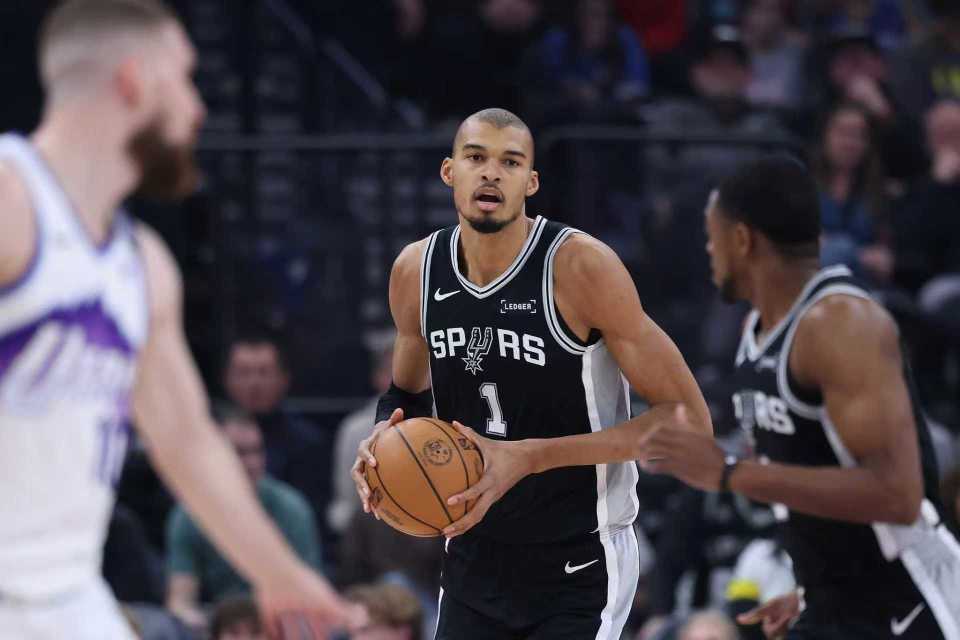 开云体育平台-文班26+13+5帽马刺大胜爵士 福克斯31+5+5弩机17+11+14