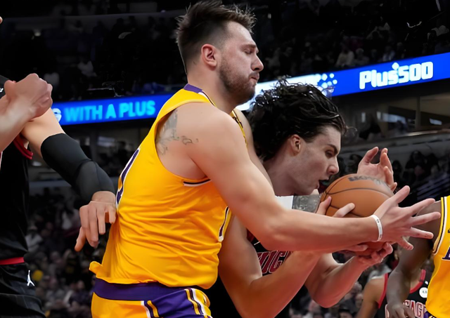 开云体育app下载-艾顿不行了？湖人动刀，三大中锋目标！谁最合适？